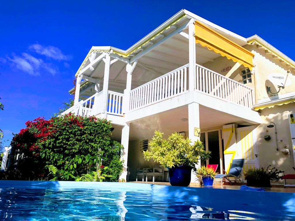 La Villa Florentine et Piscine au sel depuis le jardin