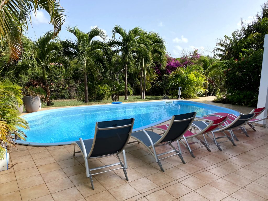 Piscine au sel et Chaises longues bains de soleil